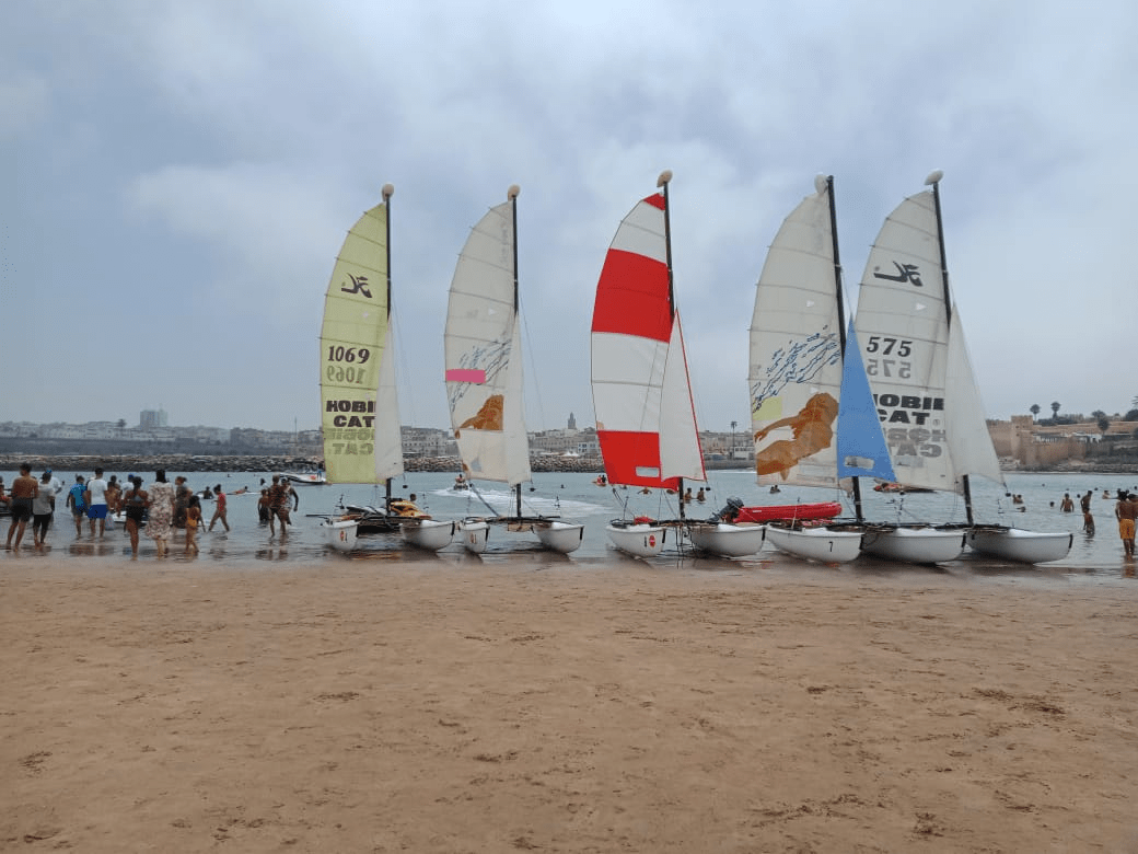 Catamaran sur le Bouregreg devant la Kasbah des Oudayas